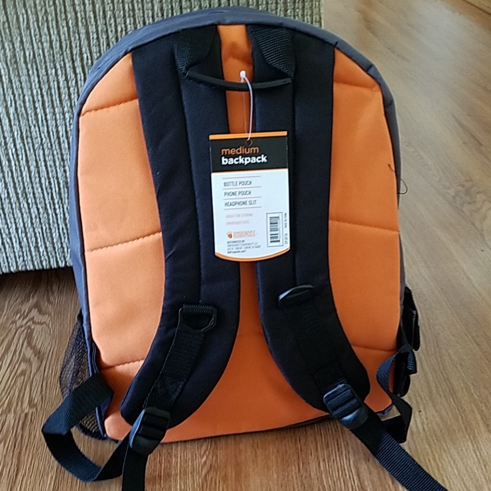 NEW backpack. - Picture 4 of 8